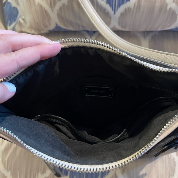 Nine West navy crossbody bag with white and gray details - Picture 4 of 4